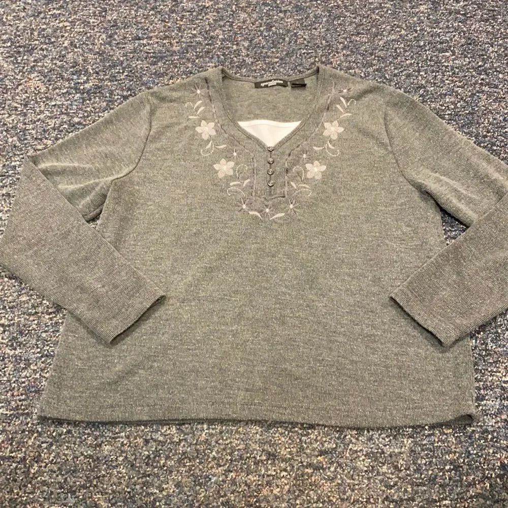Speculation Petites Gray embroidered top sz. L